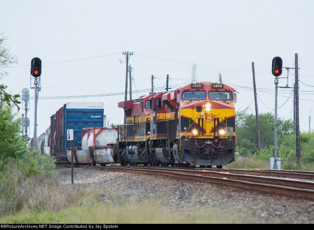 KCS 4809 enters the siding at Woodsboro